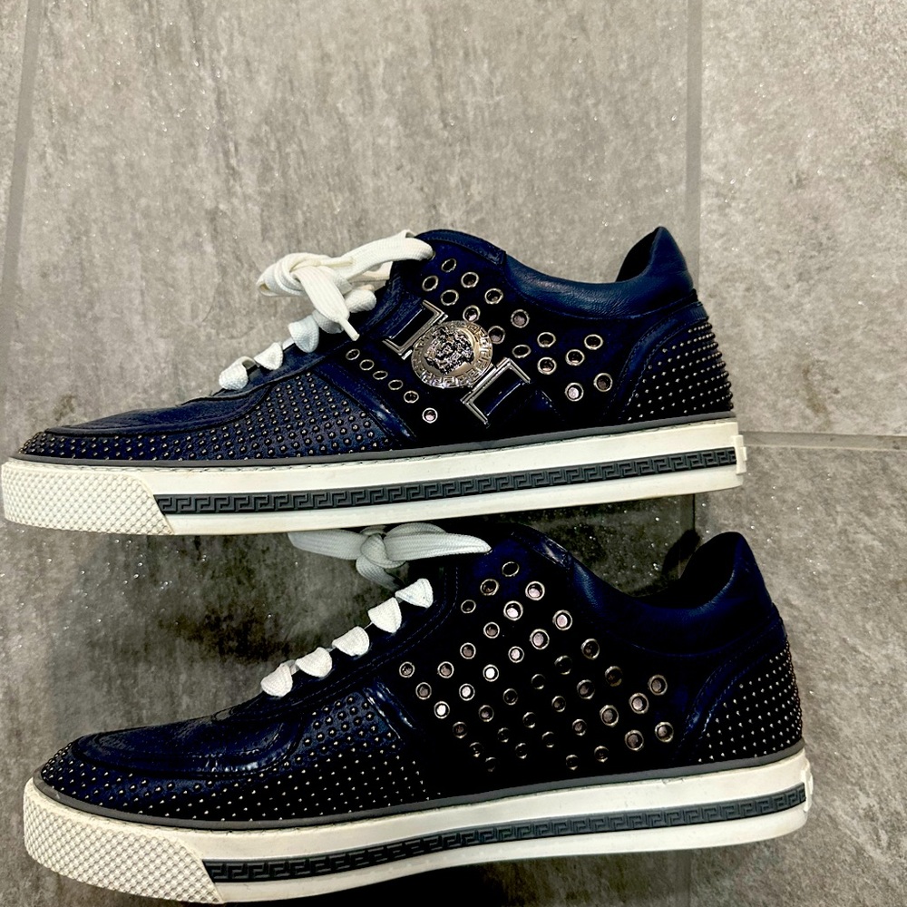 Men blue Versace tennis shoes size 8 excellent condition